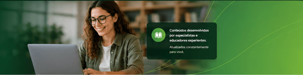 Educadora pesquisando conteúdos pedagógicos da Intelectus