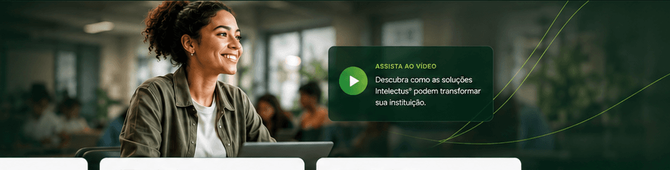 Educadora utilizando as soluções digitais da Intelectus
